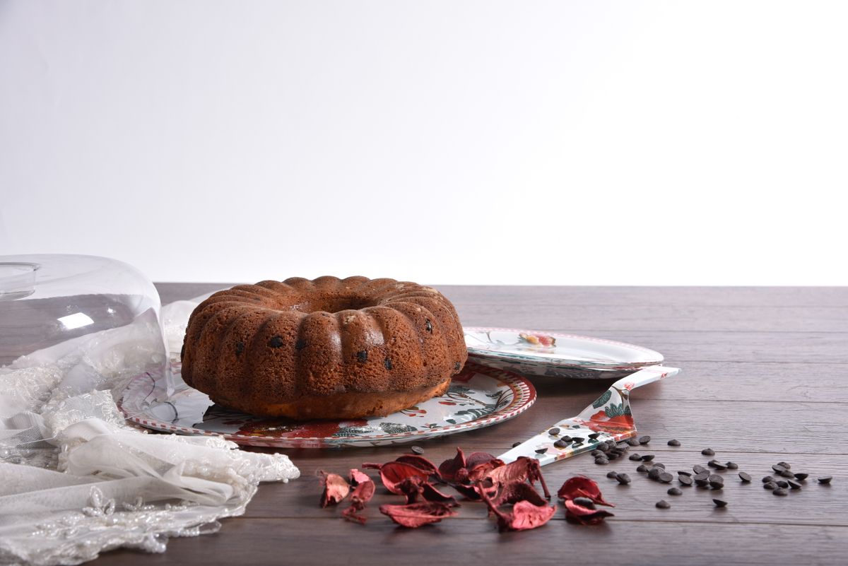 Foto ilustrativa de bolo com gotas de chocolate